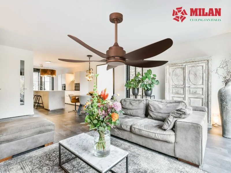 quat-tran-trang-tri-phong-khach-canh-nhua